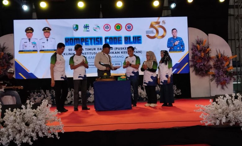 Suasana pembukaan Kompetisi Code Blue dan Bantuan Hidup Dasar (BHD) se-Jawa Timur yang digelar RSUD dr. Mohammad Zyn Sampang di GOR Indoor Wijaya Kusuma, Sabtu (24/1/2026), sebagai ajang adu cepat penyelamatan nyawa dan peningkatan kompetensi tenaga kesehatan.