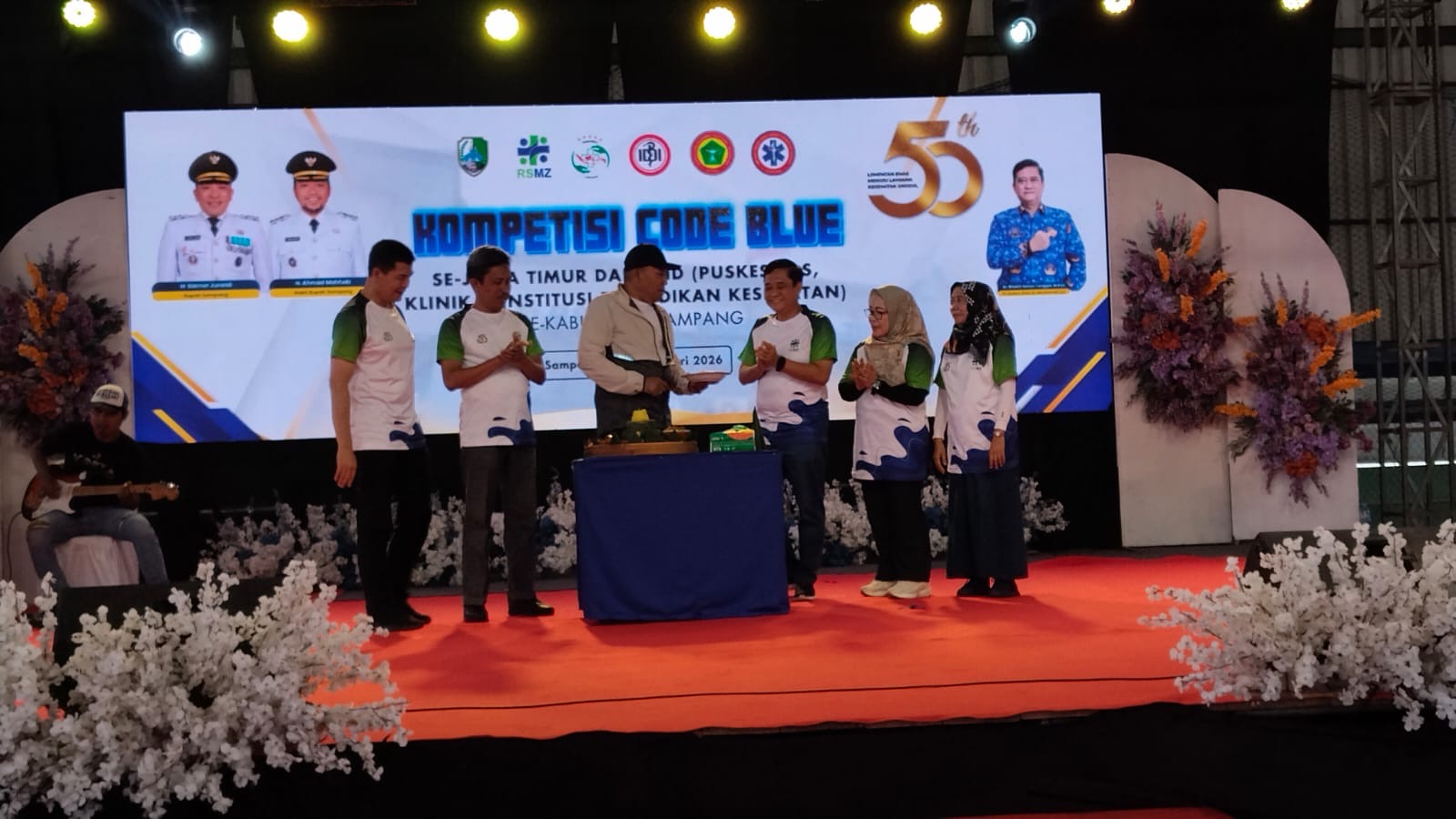 Suasana pembukaan Kompetisi Code Blue dan Bantuan Hidup Dasar (BHD) se-Jawa Timur yang digelar RSUD dr. Mohammad Zyn Sampang di GOR Indoor Wijaya Kusuma, Sabtu (24/1/2026), sebagai ajang adu cepat penyelamatan nyawa dan peningkatan kompetensi tenaga kesehatan.