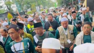Ribuan jamaah memadati ruas jalan dalam kegiatan napak tilas ulama rute Bangkalan–Jombang, berjalan khidmat sambil melantunkan dzikir dan shalawat sebagai bentuk tawassul serta penghormatan kepada para muassis Nahdlatul Ulama.