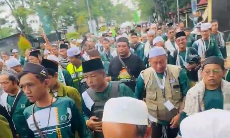 Ribuan jamaah memadati ruas jalan dalam kegiatan napak tilas ulama rute Bangkalan–Jombang, berjalan khidmat sambil melantunkan dzikir dan shalawat sebagai bentuk tawassul serta penghormatan kepada para muassis Nahdlatul Ulama.