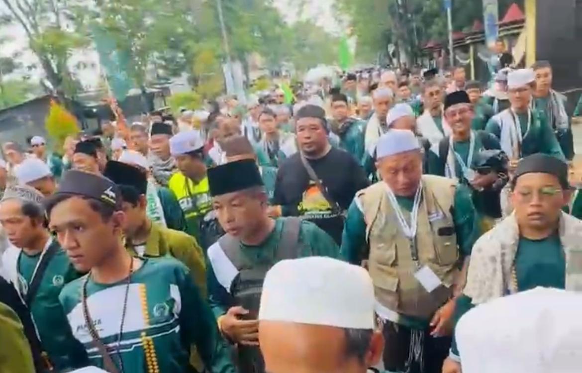 Ribuan jamaah memadati ruas jalan dalam kegiatan napak tilas ulama rute Bangkalan–Jombang, berjalan khidmat sambil melantunkan dzikir dan shalawat sebagai bentuk tawassul serta penghormatan kepada para muassis Nahdlatul Ulama.