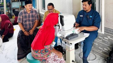 Anggota DPRD Kabupaten Bangkalan, Moh. Syukur saat mendampingi lansia menjalani pemeriksaan mata gratis dalam kegiatan layanan kesehatan yang digelar di Desa Kombangan, Kecamatan Geger, Selasa (06/01/2026)
