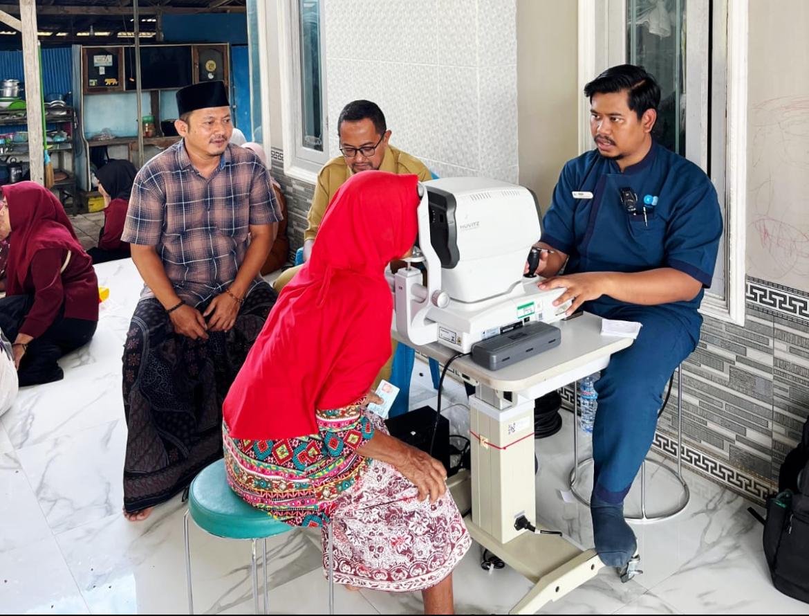  Ibu Supiyah (78), warga Kecamatan Geger, saat menjalani pemeriksaan mata gratis dalam kegiatan layanan kesehatan yang digelar Anggota DPRD Kabupaten Bangkalan, Moh. Syukur, di Desa Kombangan, Kecamatan Geger, Selasa (06/01/2026).