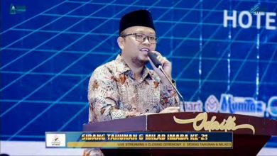 Keterangan Foto: Wakil Bupati Sampang, Achmad Mahfudz, menyampaikan sambutan pada penutupan Sidang Tahunan ke-6 dan peringatan Milad ke-21 Ikatan Mahasiswa Bata-Bata (IMABA) di Pamekasan, Minggu (25/1/2026), dengan menekankan pentingnya kebersamaan di tengah perbedaan dalam organisasi.