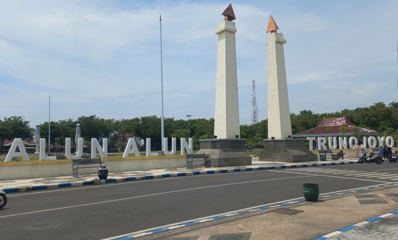Alun-Alun Trunojoyo Sampang sesudah diperbaiki menggunakan dana CSR swasta