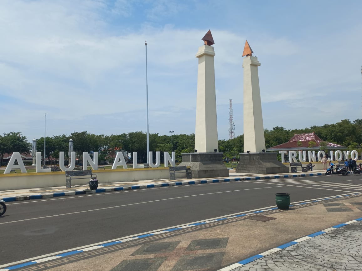 Alun-Alun Trunojoyo Sampang sesudah diperbaiki menggunakan dana CSR swasta