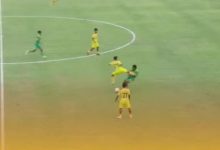 Tangkapan layar video memperlihatkan aksi kekerasan seorang pemain Liga 4 yang menendang lawan saat pertandingan berlangsung. Insiden ini viral di media sosial dan berujung sanksi larangan beraktivitas seumur hidup dari PSSI.