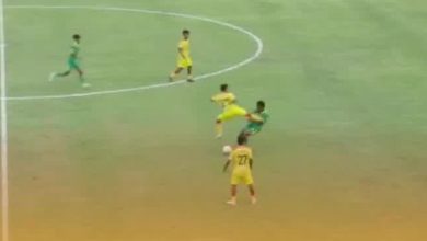 Tangkapan layar video memperlihatkan aksi kekerasan seorang pemain Liga 4 yang menendang lawan saat pertandingan berlangsung. Insiden ini viral di media sosial dan berujung sanksi larangan beraktivitas seumur hidup dari PSSI.