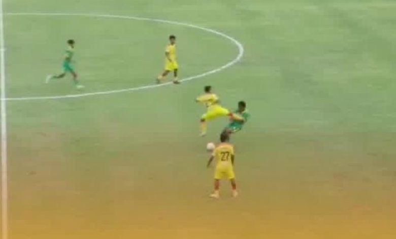 Tangkapan layar video memperlihatkan aksi kekerasan seorang pemain Liga 4 yang menendang lawan saat pertandingan berlangsung. Insiden ini viral di media sosial dan berujung sanksi larangan beraktivitas seumur hidup dari PSSI.