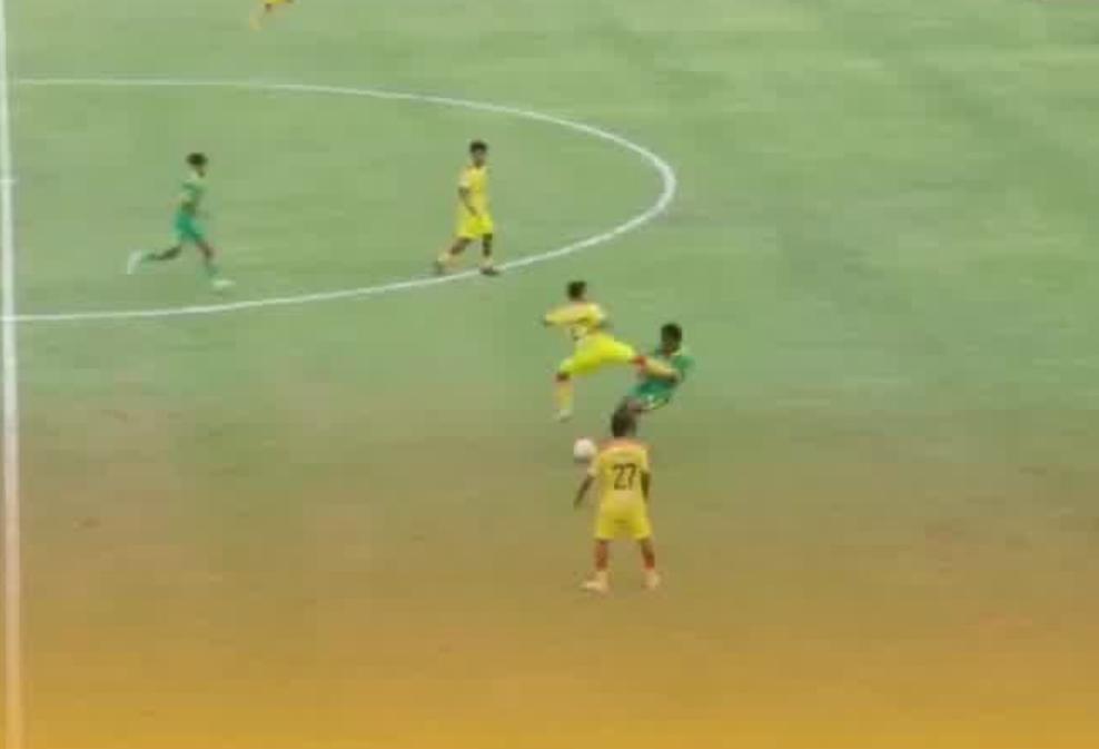 Tangkapan layar video memperlihatkan aksi kekerasan seorang pemain Liga 4 yang menendang lawan saat pertandingan berlangsung. Insiden ini viral di media sosial dan berujung sanksi larangan beraktivitas seumur hidup dari PSSI.