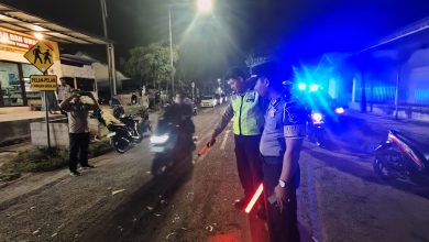 Petugas kepolisian mengatur arus lalu lintas dan melakukan pengamanan di lokasi kecelakaan maut di Jalan Imam Bonjol, Kelurahan Dalpenang, Kecamatan Sampang.