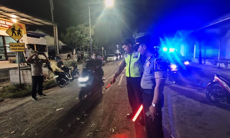 Petugas kepolisian mengatur arus lalu lintas dan melakukan pengamanan di lokasi kecelakaan maut di Jalan Imam Bonjol, Kelurahan Dalpenang, Kecamatan Sampang.
