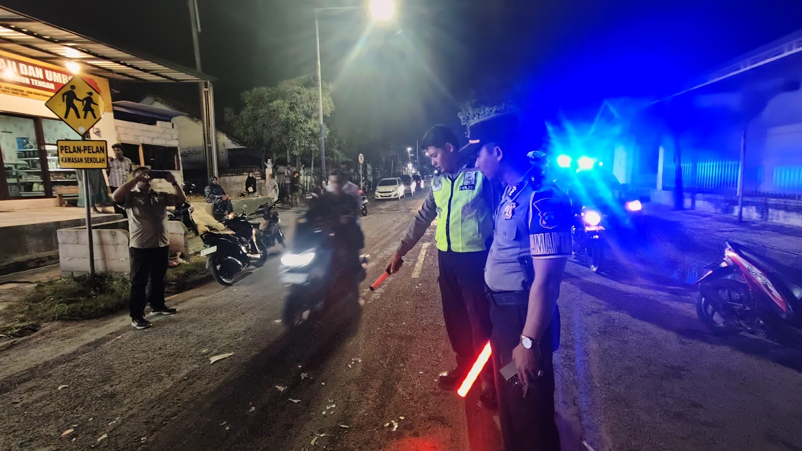 Petugas kepolisian mengatur arus lalu lintas dan melakukan pengamanan di lokasi kecelakaan maut di Jalan Imam Bonjol, Kelurahan Dalpenang, Kecamatan Sampang.