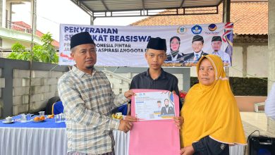Seorang siswa didampingi orang tua menerima sertifikat bantuan Program Indonesia Pintar (PIP) jalur aspirasi anggota DPRD Kabupaten Bangkalan dari Partai NasDem dalam kegiatan penyerahan bantuan pendidikan di Dusun Naro’an, Kelurahan Tunjung, Kecamatan Burneh, Jumat (16/01/2026).