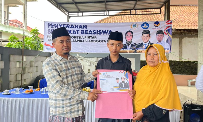 Seorang siswa didampingi orang tua menerima sertifikat bantuan Program Indonesia Pintar (PIP) jalur aspirasi anggota DPRD Kabupaten Bangkalan dari Partai NasDem dalam kegiatan penyerahan bantuan pendidikan di Dusun Naro’an, Kelurahan Tunjung, Kecamatan Burneh, Jumat (16/01/2026).