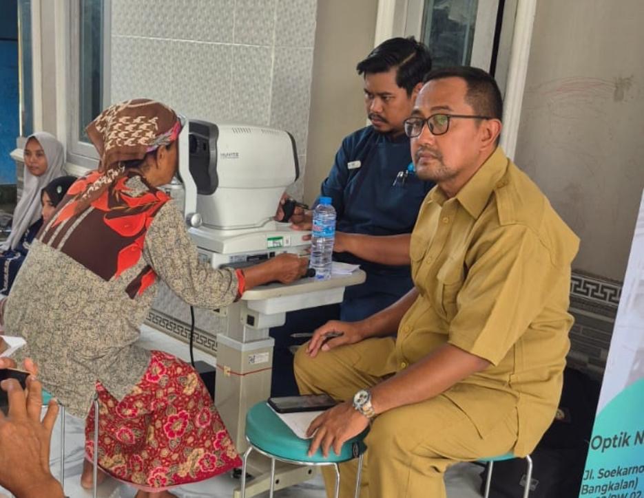 Ibu Soleha (64), warga Kecamatan Geger, saat menjalani pemeriksaan mata gratis dalam kegiatan layanan kesehatan yang digelar Anggota DPRD Kabupaten Bangkalan, Moh. Syukur, di Desa Kombangan, Kecamatan Geger, Selasa (06/01/2026).