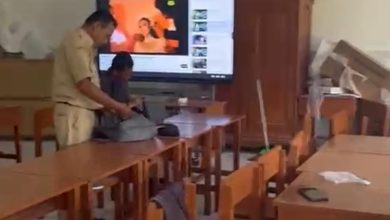 Sejumlah guru terlihat berada di dalam ruang kelas SDN Batuporo Timur 1, Kecamatan Kedungdung, Kabupaten Sampang, tanpa aktivitas belajar mengajar, saat video sekolah tersebut viral karena tetap menerima distribusi Makan Bergizi Gratis (MBG) meski tidak tampak kehadiran siswa.