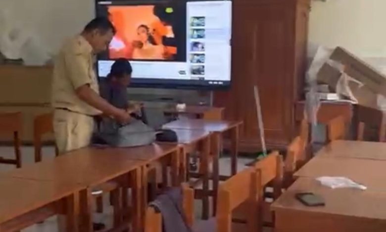 Sejumlah guru terlihat berada di dalam ruang kelas SDN Batuporo Timur 1, Kecamatan Kedungdung, Kabupaten Sampang, tanpa aktivitas belajar mengajar, saat video sekolah tersebut viral karena tetap menerima distribusi Makan Bergizi Gratis (MBG) meski tidak tampak kehadiran siswa.