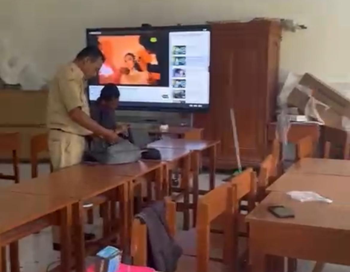 Sejumlah guru terlihat berada di dalam ruang kelas SDN Batuporo Timur 1, Kecamatan Kedungdung, Kabupaten Sampang, tanpa aktivitas belajar mengajar, saat video sekolah tersebut viral karena tetap menerima distribusi Makan Bergizi Gratis (MBG) meski tidak tampak kehadiran siswa.