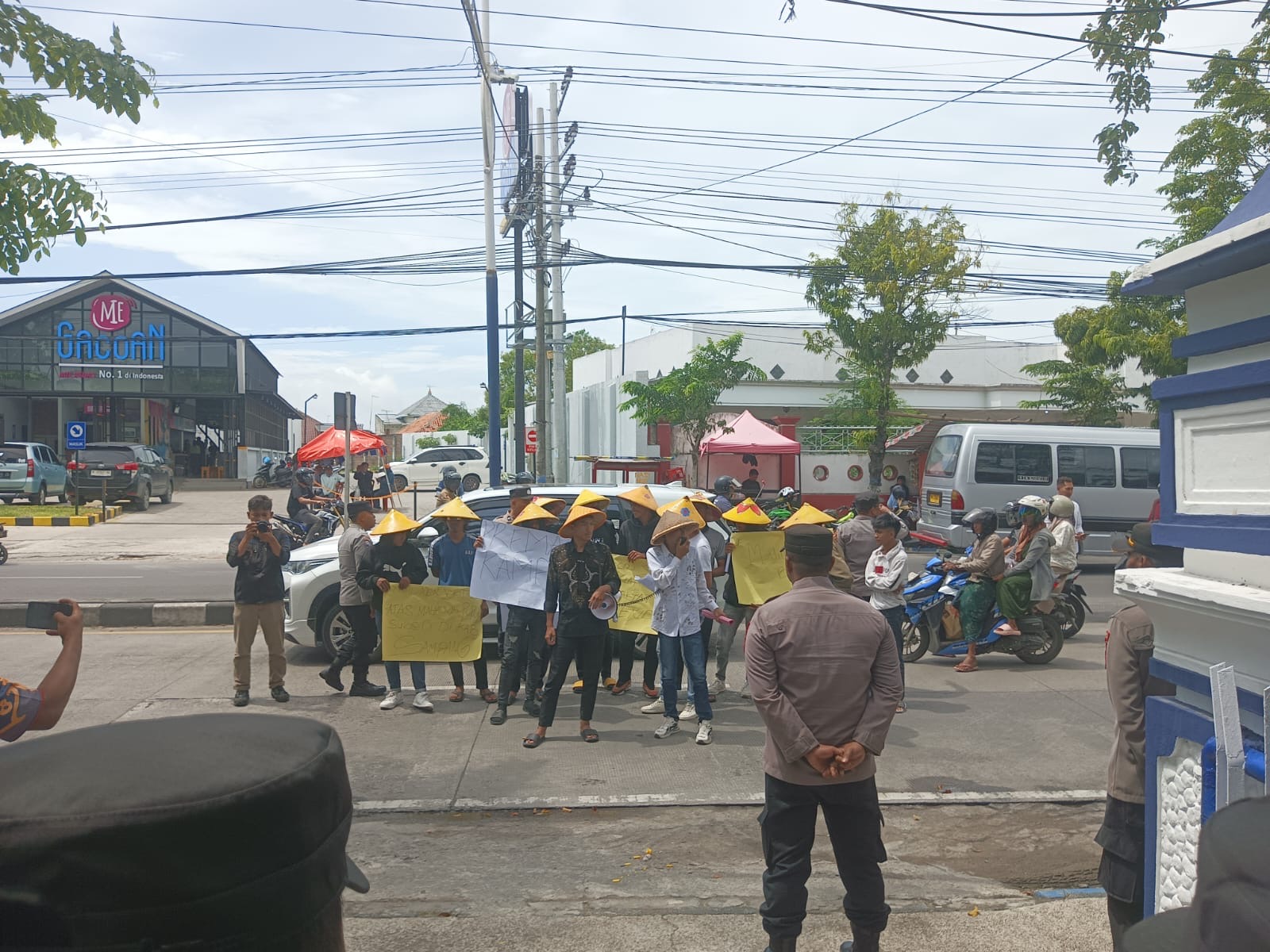 Mahasiswa yang tergabung dalam Aliansi Mahasiswa Sampang menggelar aksi demonstrasi di depan Kantor Dinas Pertanian dan Ketahanan Pangan Kabupaten Sampang, menuntut penertiban pupuk bersubsidi dan pengusutan dugaan hilangnya mesin hand traktor, Rabu (14/1/2026).
