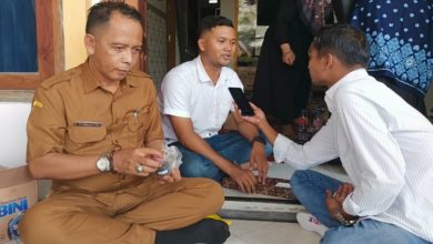 Owner SPPG Tambaan, Yayasan Babur Rizki, Eko Haryono (tengah), memberikan keterangan kepada wartawan terkait klarifikasi menu Makan Bergizi Gratis (MBG) di Kecamatan Camplong, Kabupaten Sampang, Senin (26/1/2026).
