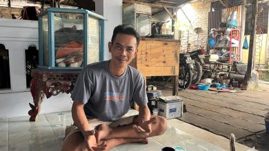 Seorang warga Kampung Tarogan duduk santai di kediamannya usai menyatakan kesediaan maju dalam pemilihan Ketua RT 02 RW 02, Kelurahan Kemayoran, Kecamatan Bangkalan, yang dijadwalkan berlangsung Januari 2026.