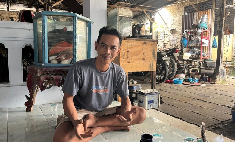 Seorang warga Kampung Tarogan duduk santai di kediamannya usai menyatakan kesediaan maju dalam pemilihan Ketua RT 02 RW 02, Kelurahan Kemayoran, Kecamatan Bangkalan, yang dijadwalkan berlangsung Januari 2026.