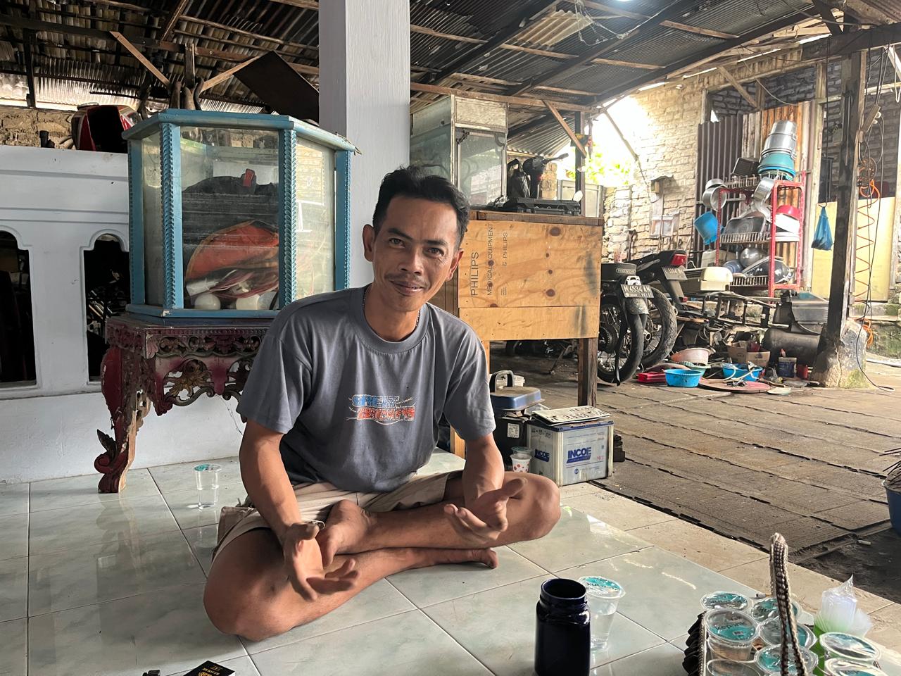 Seorang warga Kampung Tarogan duduk santai di kediamannya usai menyatakan kesediaan maju dalam pemilihan Ketua RT 02 RW 02, Kelurahan Kemayoran, Kecamatan Bangkalan, yang dijadwalkan berlangsung Januari 2026.