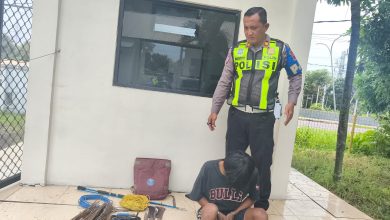 Seorang pemuda terduga pencuri kabel di Jembatan Suramadu diamankan anggota PJR Jatim VIII Suramadu. Pelaku yang menggunakan modus berpura-pura memancing ini tertangkap bersama sejumlah barang bukti berupa potongan kabel tembaga dan alat pemotong, sebelum diserahkan ke Satreskrim Polres Bangkalan untuk proses hukum lebih lanjut.