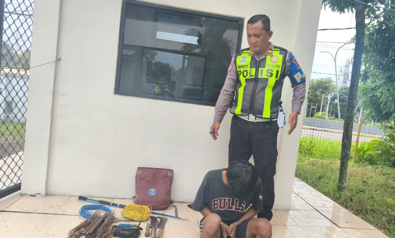 Seorang pemuda terduga pencuri kabel di Jembatan Suramadu diamankan anggota PJR Jatim VIII Suramadu. Pelaku yang menggunakan modus berpura-pura memancing ini tertangkap bersama sejumlah barang bukti berupa potongan kabel tembaga dan alat pemotong, sebelum diserahkan ke Satreskrim Polres Bangkalan untuk proses hukum lebih lanjut.