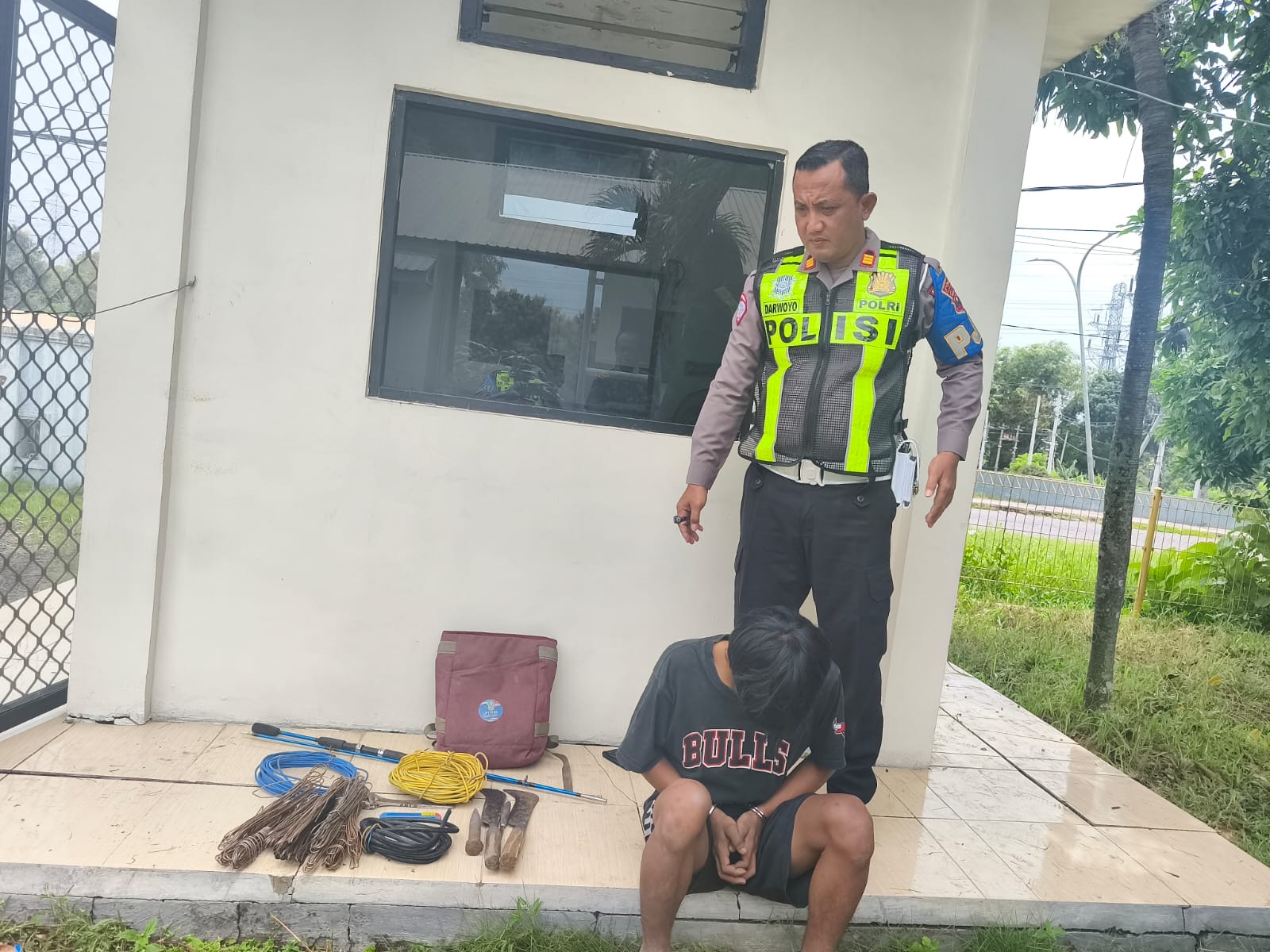 Seorang pemuda terduga pencuri kabel di Jembatan Suramadu diamankan anggota PJR Jatim VIII Suramadu. Pelaku yang menggunakan modus berpura-pura memancing ini tertangkap bersama sejumlah barang bukti berupa potongan kabel tembaga dan alat pemotong, sebelum diserahkan ke Satreskrim Polres Bangkalan untuk proses hukum lebih lanjut.