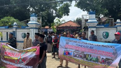 Puluhan nelayan yang tergabung dalam Persatuan Nelayan Pantura Madura (PNPM) menggelar aksi demonstrasi di Desa Banyuates, Kabupaten Sampang, menuntut Petronas membayar ganti rugi kerusakan rumpon nelayan senilai Rp6 miliar sebelum melanjutkan pembangunan Pasar Ikan.