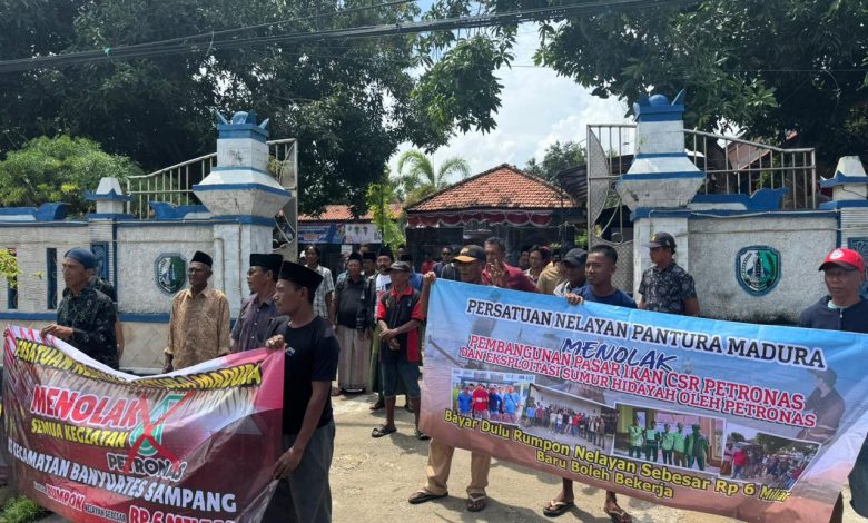 Puluhan nelayan yang tergabung dalam Persatuan Nelayan Pantura Madura (PNPM) menggelar aksi demonstrasi di Desa Banyuates, Kabupaten Sampang, menuntut Petronas membayar ganti rugi kerusakan rumpon nelayan senilai Rp6 miliar sebelum melanjutkan pembangunan Pasar Ikan.