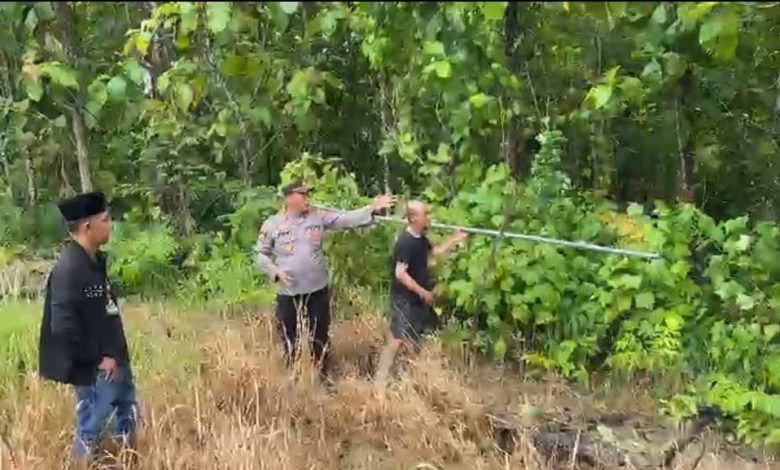 Pihak kepolisian dan warga saat berada di lokasi pengeboran di desa Planggaran Timur.