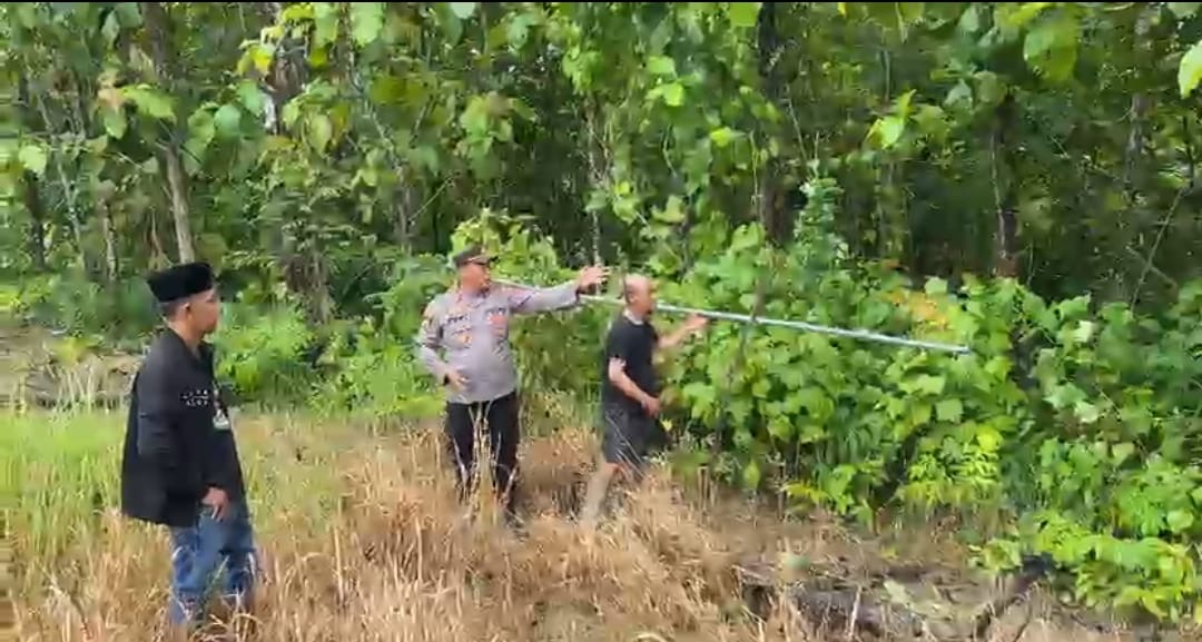 Pihak kepolisian dan warga saat berada di lokasi pengeboran di desa Planggaran Timur.