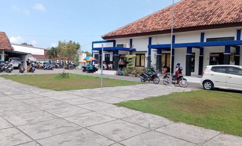 Jumlah penduduk Kabupaten Sampang terus bertambah. Berdasarkan Data Konsolidasi Bersih (DKB) semester I 2025, jumlah penduduk mencapai 1.046.574 jiwa atau meningkat 12.648 jiwa dibanding semester II 2024.