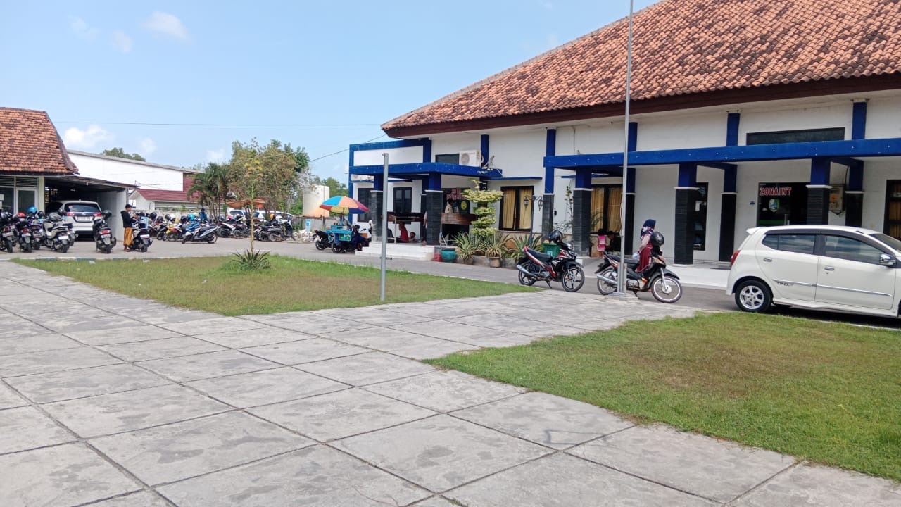 Jumlah penduduk Kabupaten Sampang terus bertambah. Berdasarkan Data Konsolidasi Bersih (DKB) semester I 2025, jumlah penduduk mencapai 1.046.574 jiwa atau meningkat 12.648 jiwa dibanding semester II 2024.