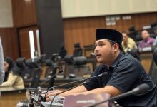 Ketua Komisi III DPRD Bangkalan menyampaikan pandangan dalam rapat kerja di gedung DPRD Bangkalan.