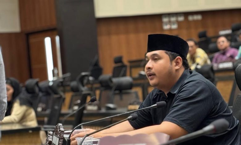 Ketua Komisi III DPRD Bangkalan menyampaikan pandangan dalam rapat kerja di gedung DPRD Bangkalan.