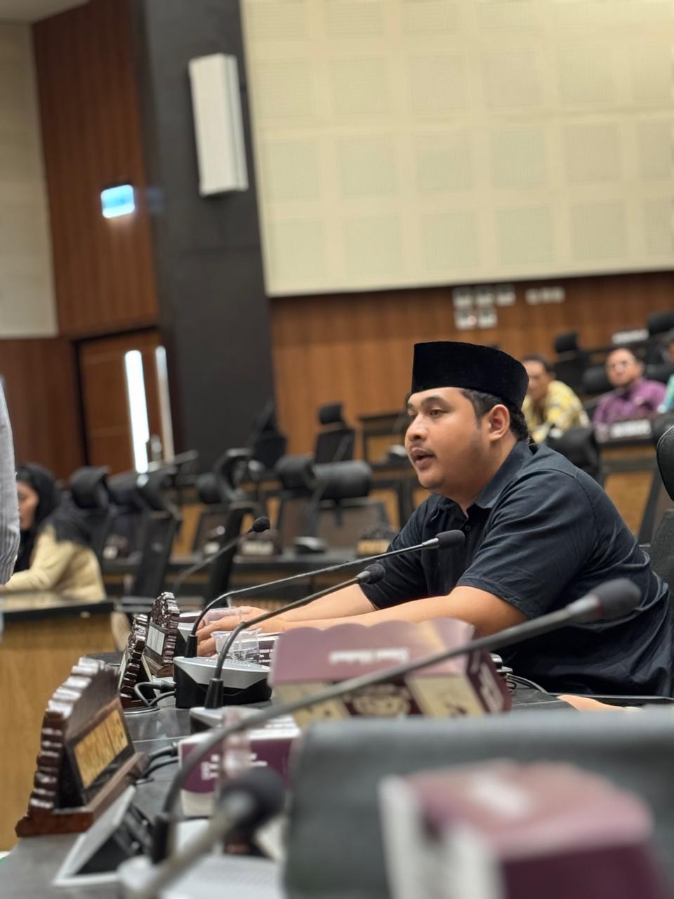 Ketua Komisi III DPRD Bangkalan menyampaikan pandangan dalam rapat kerja di gedung DPRD Bangkalan.