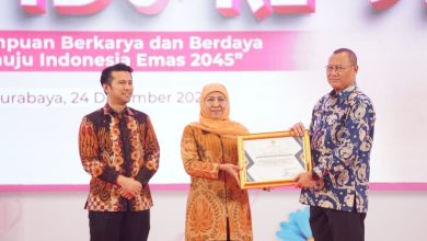 Keterangan foto: Kepala Dinas KBP3A Bangkalan, Sudiyo, saat menerima penghargaan sebagai kabupaten yang berhasil membentuk UPTD PPA dan berkomitmen kuat dalam pelayanan perlindungan perempuan dan anak.