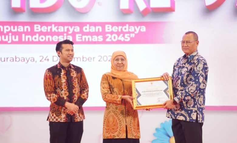 Keterangan foto: Kepala Dinas KBP3A Bangkalan, Sudiyo, saat menerima penghargaan sebagai kabupaten yang berhasil membentuk UPTD PPA dan berkomitmen kuat dalam pelayanan perlindungan perempuan dan anak.