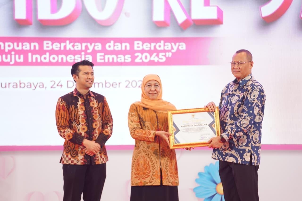 Keterangan foto: Kepala Dinas KBP3A Bangkalan, Sudiyo, saat menerima penghargaan sebagai kabupaten yang berhasil membentuk UPTD PPA dan berkomitmen kuat dalam pelayanan perlindungan perempuan dan anak.