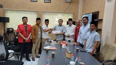 Perwakilan tokoh agama, pemuda, dan aktivis Kecamatan Sokobanah menyerahkan surat aspirasi terkait keberatan rencana mutasi Kapolsek Sokobanah dalam sebuah pertemuan resmi, sebagai bentuk dukungan terhadap stabilitas keamanan dan ketertiban masyarakat menjelang Pilkades.