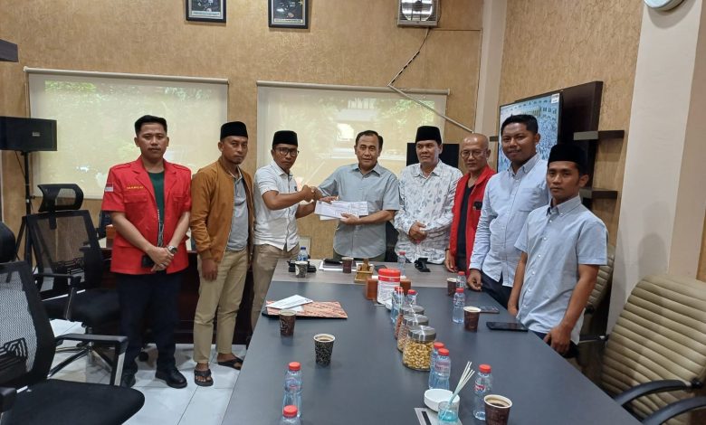 Perwakilan tokoh agama, pemuda, dan aktivis Kecamatan Sokobanah menyerahkan surat aspirasi terkait keberatan rencana mutasi Kapolsek Sokobanah dalam sebuah pertemuan resmi, sebagai bentuk dukungan terhadap stabilitas keamanan dan ketertiban masyarakat menjelang Pilkades.