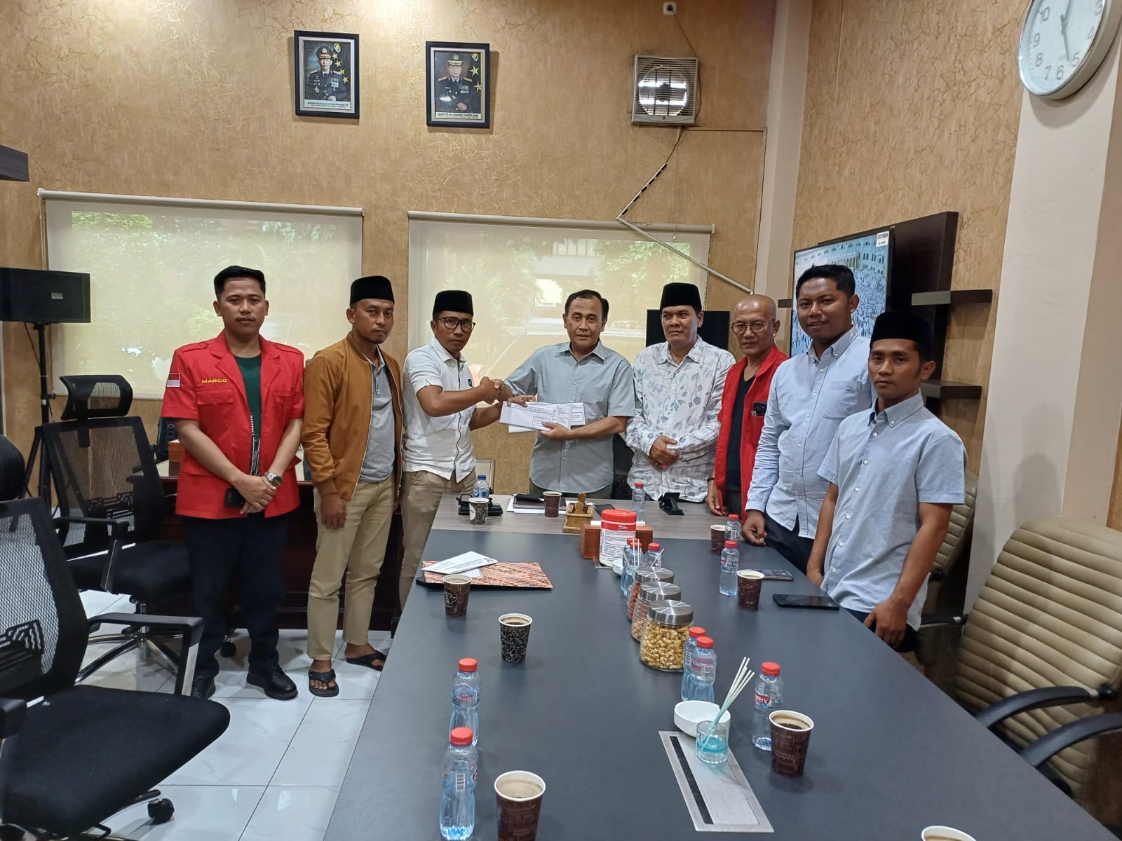 Perwakilan tokoh agama, pemuda, dan aktivis Kecamatan Sokobanah menyerahkan surat aspirasi terkait keberatan rencana mutasi Kapolsek Sokobanah dalam sebuah pertemuan resmi, sebagai bentuk dukungan terhadap stabilitas keamanan dan ketertiban masyarakat menjelang Pilkades.