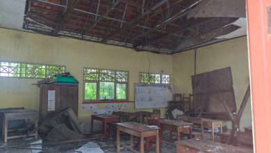 Kondisi ruang kelas 1 SDN Kramat 1 Bangkalan usai plafon ambruk saat kegiatan belajar mengajar berlangsung, Rabu (28/1/2026). Puing-puing plafon berserakan di lantai dan menimpa meja serta perlengkapan siswa. Seluruh siswa berhasil dievakuasi dan tidak ada korban jiwa.