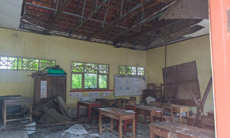 Kondisi ruang kelas 1 SDN Kramat 1 Bangkalan usai plafon ambruk saat kegiatan belajar mengajar berlangsung, Rabu (28/1/2026). Puing-puing plafon berserakan di lantai dan menimpa meja serta perlengkapan siswa. Seluruh siswa berhasil dievakuasi dan tidak ada korban jiwa.