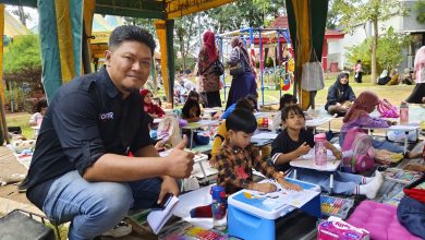 ACARA. Ketua Paguyuban UMKM Tajamara sekaligus panitia lomba, Heri Santoso, mengunjungi dan memberi dukungan kepada para peserta lomba mewarnai dan menggambar tingkat TK/RA se-Kabupaten Sumenep. (istimewa/ejaberita.co)