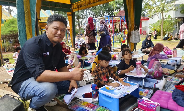 ACARA. Ketua Paguyuban UMKM Tajamara sekaligus panitia lomba, Heri Santoso, mengunjungi dan memberi dukungan kepada para peserta lomba mewarnai dan menggambar tingkat TK/RA se-Kabupaten Sumenep. (istimewa/ejaberita.co)